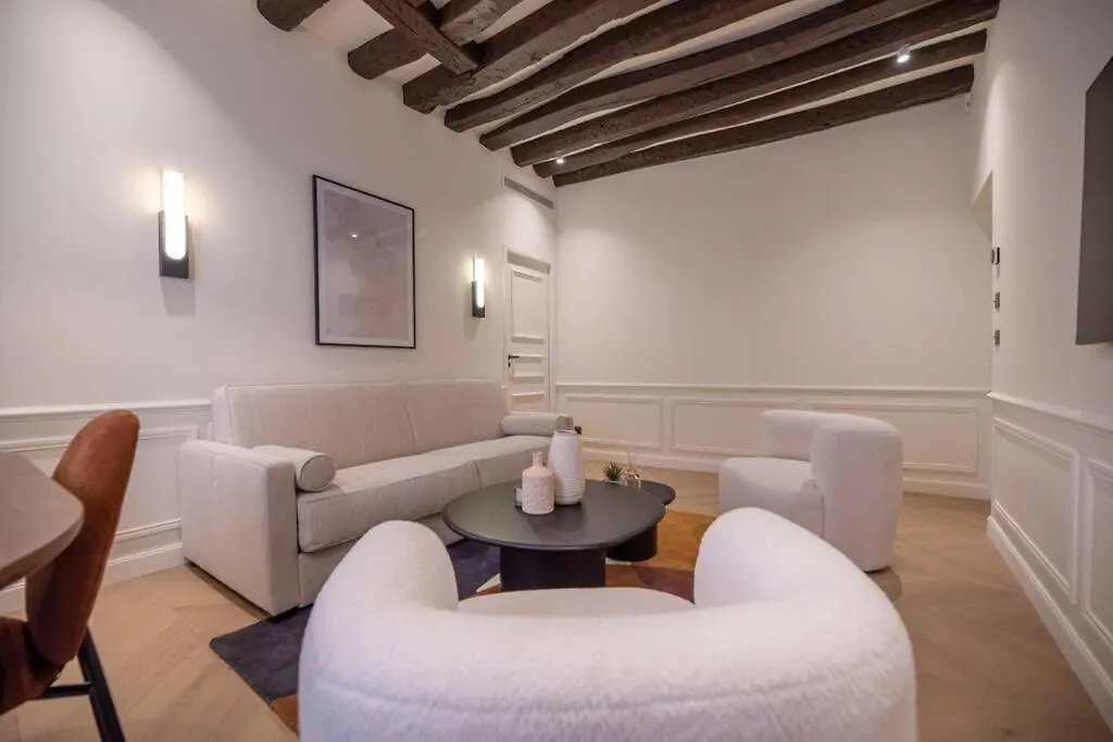 Luxury One Bedroom Flat Near Le Louvre I Paris France